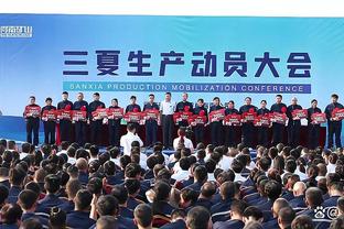 杨程携全家现场观战国足：中国足球最艰难的时刻必须支持一下